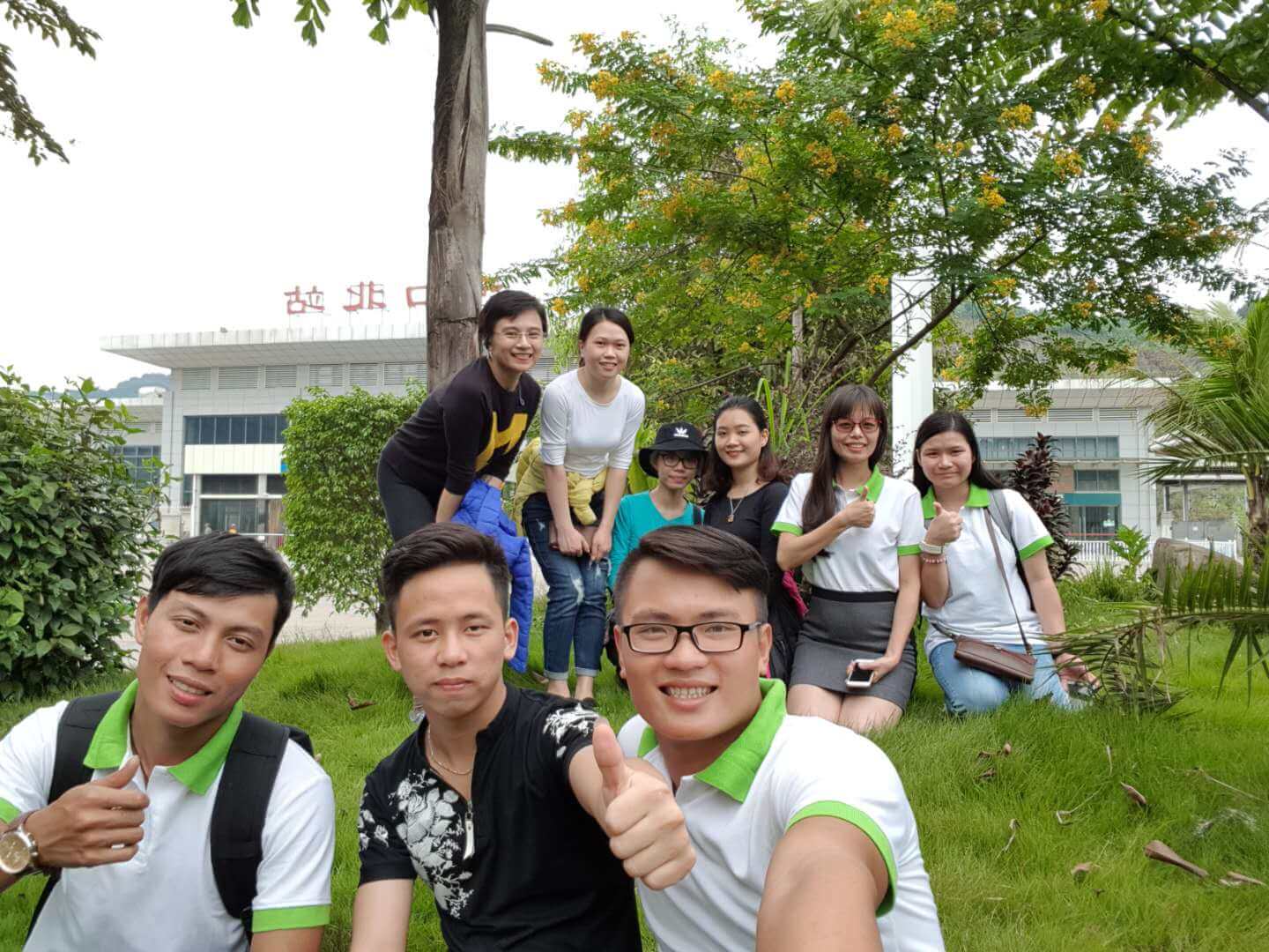 Hicado đưa học sinh sang nhập học tại Vân Nam