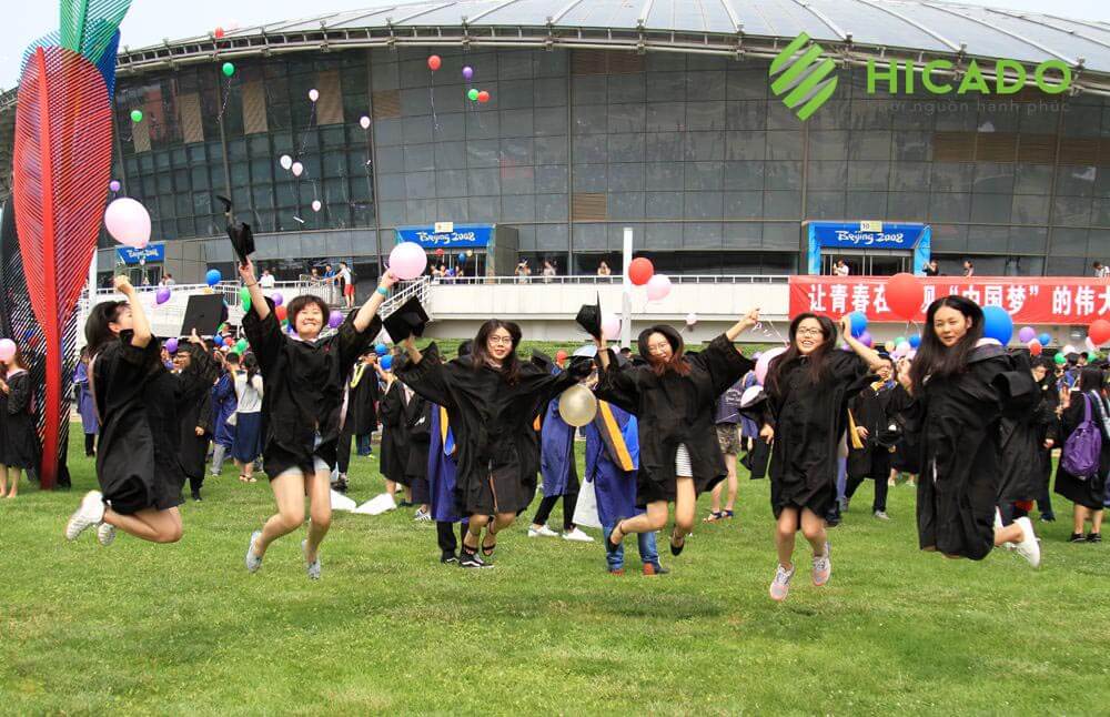 Sinh viên trường Đại học Công nghệ Bắc Kinh trong lễ tốt nghiệp